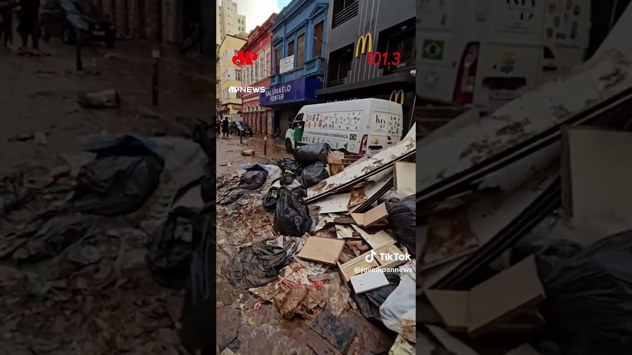 Rua de Porto Alegre são tomadas por areia, lama e lixo após enchentes #shorts